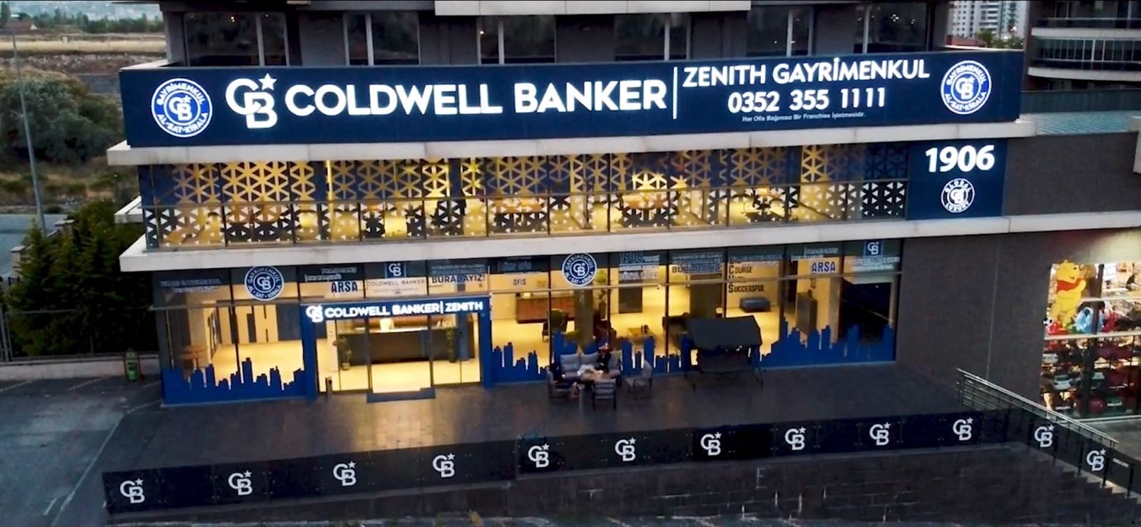 Kayseri'deki Coldwell Banker Zenith ofisinin dış cephesi