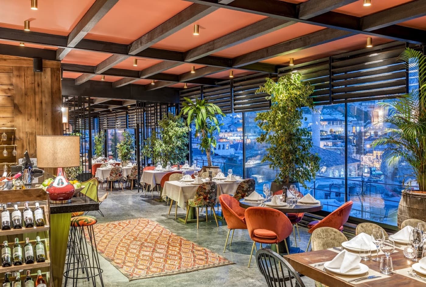 Portföydeki bir tesisin manzaralı restoranı
